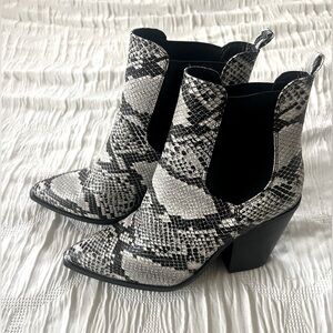 Black and white heeled booties / ankle boots